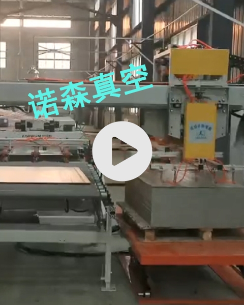 真空吸盤抓取PVC地板自動(dòng)化上料，方便快捷。節(jié)省人工